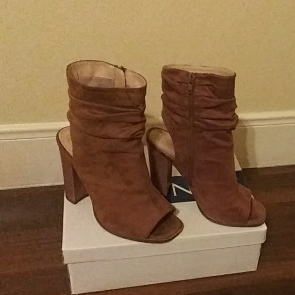 Open toe and heel shoes